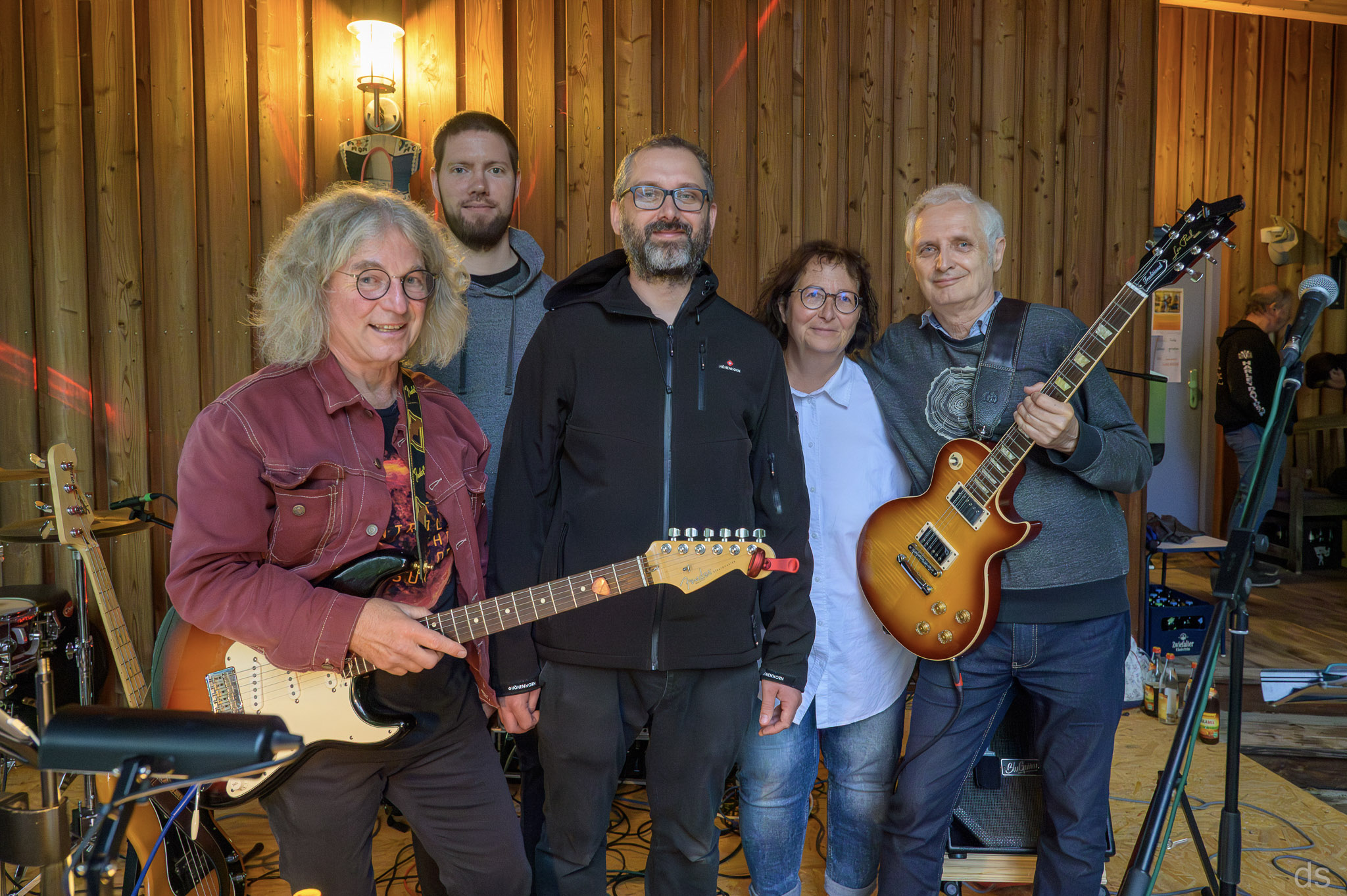 Die ganze Band im Gruppenbild